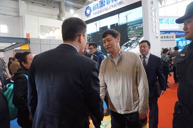 圖：住建部總工程師陳宜明考察參觀杭蕭鋼構展臺