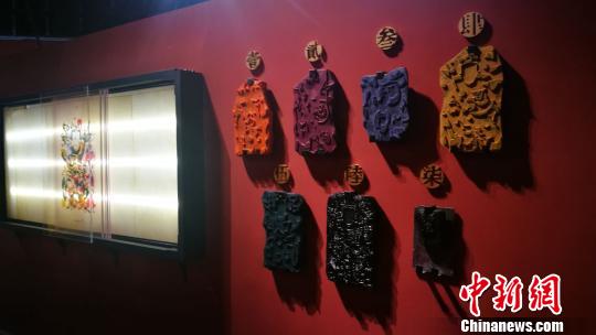 現場展示年畫雕版 鐘欣 攝