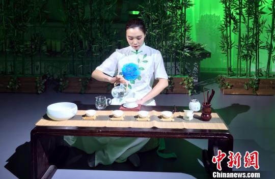 圖為《禪茶一味》茶藝表演。 崔佳明 攝