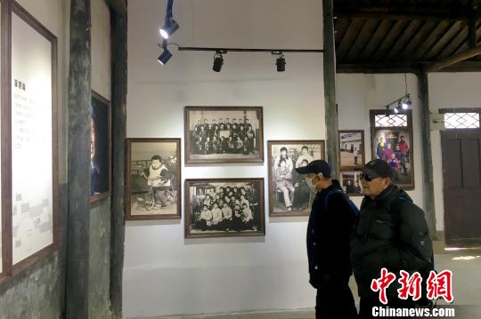2月4日，“中國？三河攝影小鎮”揭牌儀式暨“一莊，一城，蝶變40年”主題攝影展在安徽省肥西縣三河古鎮舉行。 張強 攝