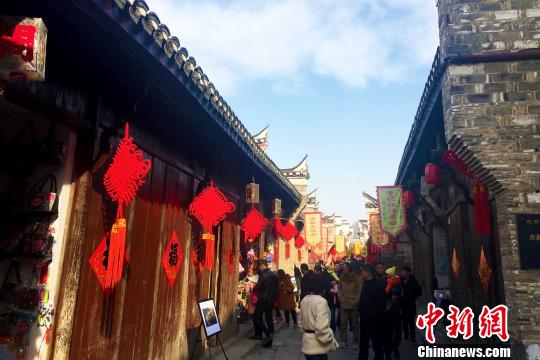 2月4日，“中國？三河攝影小鎮”揭牌儀式暨“一莊，一城，蝶變40年”主題攝影展在安徽省肥西縣三河古鎮舉行。 張強 攝