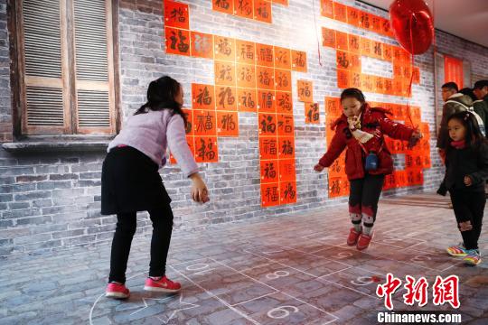 孩子在“?！弊謮η巴嫫鹆松虾５呐糜螒蛟旆孔?。 殷立勤 攝