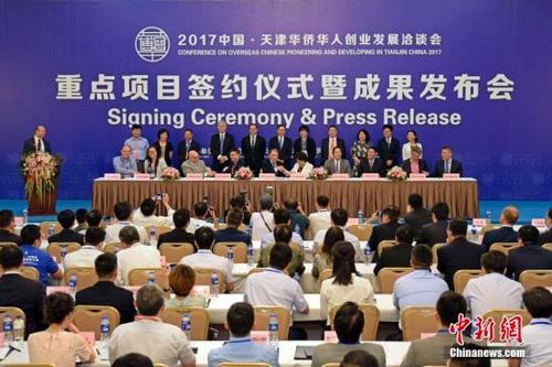 中國(guó)僑網(wǎng)資料圖：圖為2017年首屆“華博會(huì)”舉行重點(diǎn)項(xiàng)目簽約儀式。該屆“華博會(huì)”共達(dá)成合作協(xié)議198項(xiàng)。 中新社記者 佟郁 攝  
