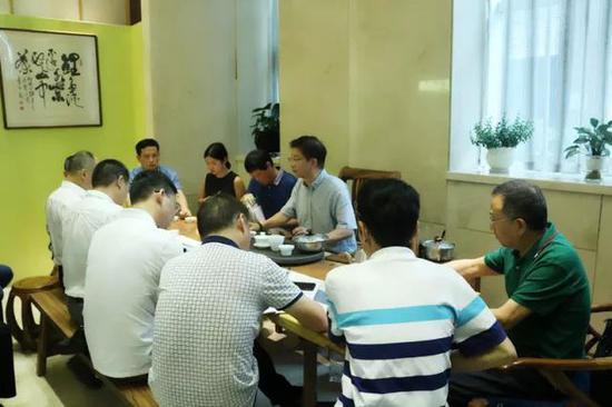 ▲寧德市各區(qū)縣茶葉管理局負(fù)責(zé)人合議本屆茶博會(huì)展位安排