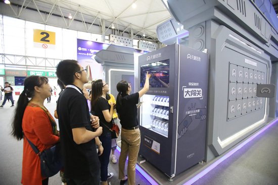 2018年網(wǎng)絡(luò)安全博覽會(huì)還突出了參與性、互動(dòng)性和體驗(yàn)性。展館區(qū)域配置了智能語(yǔ)音導(dǎo)覽，掃二維碼就能自動(dòng)播放展位情況介紹。會(huì)場(chǎng)中設(shè)置了網(wǎng)絡(luò)安全闖關(guān)活動(dòng)，市民可以通過(guò)網(wǎng)上答題、現(xiàn)場(chǎng)答題闖關(guān)，領(lǐng)取獎(jiǎng)品。圖為2018年網(wǎng)絡(luò)安全博覽會(huì)上公眾體驗(yàn)“網(wǎng)絡(luò)安全大闖關(guān)”。中國(guó)網(wǎng)信網(wǎng) 李旭 攝