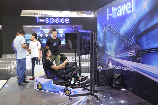 圖為2018年網(wǎng)絡(luò)安全博覽會(huì)上公眾體驗(yàn)?zāi)M車載系統(tǒng)的遠(yuǎn)程威脅。中國(guó)網(wǎng)信網(wǎng) 李旭 攝