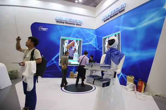 圖為2018年網(wǎng)絡(luò)安全博覽會(huì)上公眾參與模擬黑客攻擊游戲。中國(guó)網(wǎng)信網(wǎng) 李旭 攝