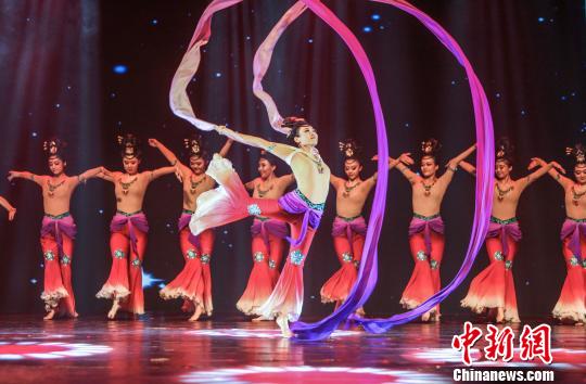 開幕演出中的北京體育大學舞蹈《樂舞·敦煌》 鐘欣 攝