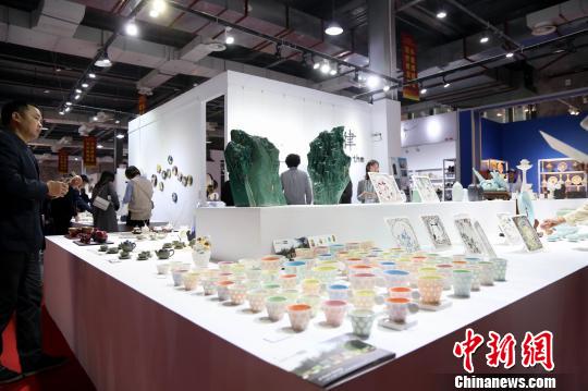 當日，來自中國、英國、荷蘭、德國等國家和地區的近500家陶瓷參展商參加。　姜濤 攝