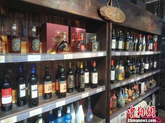 進口酒柜臺 周禹龍 攝