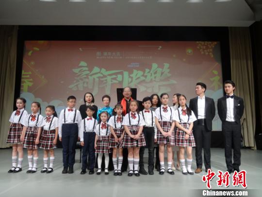 招待會(huì)前，柏林華人童聲合唱團(tuán)和旅德青年藝術(shù)家們?yōu)楦鹘鐏?lái)賓獻(xiàn)上了一臺(tái)精彩演出。駐德使館供圖